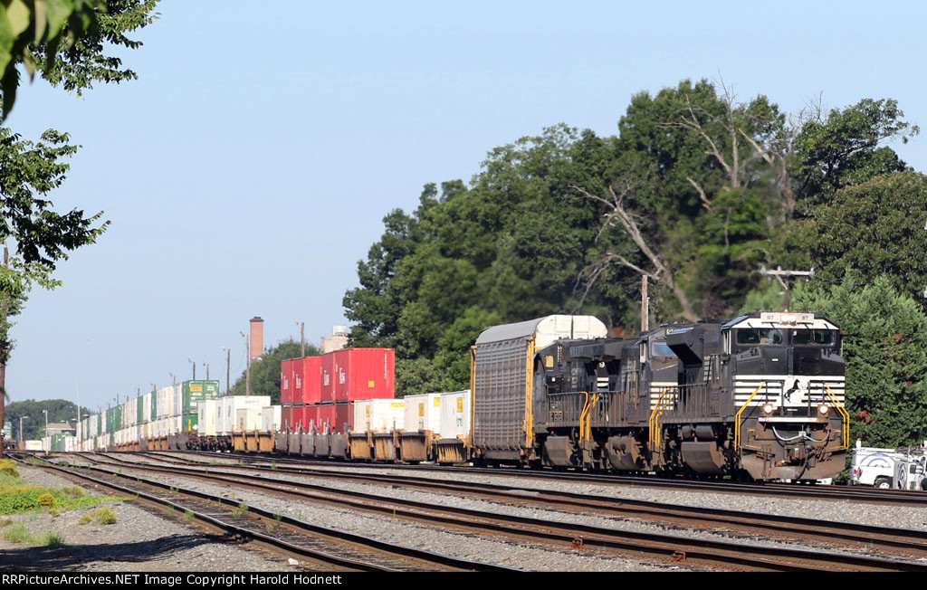 NS 1117 leads train 214 northbound